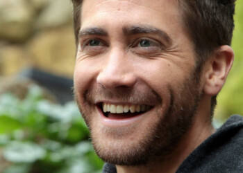 Jake Gyllenhaal smiling with his incisors teeth