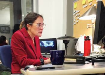 Annie Linskey writing an article