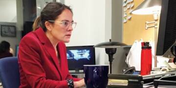 Annie Linskey writing an article