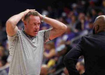 Dan Majerle playing game