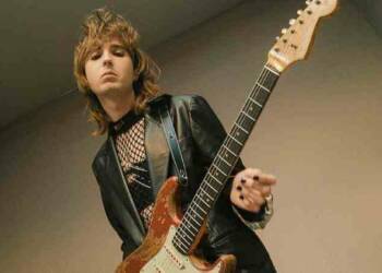 Thomas Raggi playing guitar