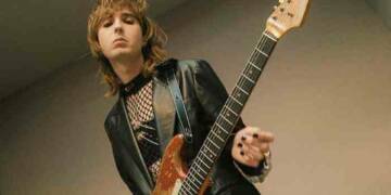 Thomas Raggi playing guitar