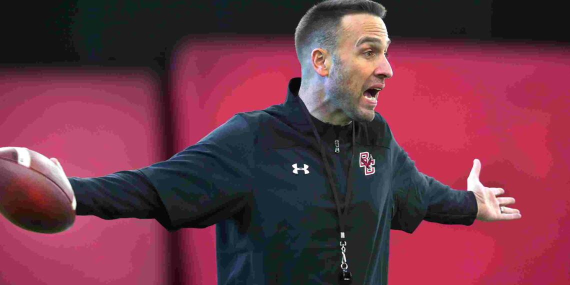 Jeff_Hafley training his team in the ground