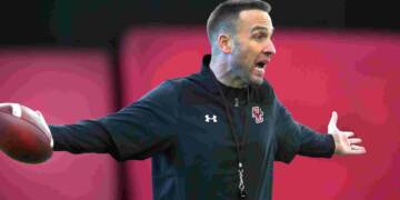 Jeff_Hafley training his team in the ground