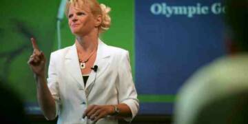 Nikki Stone telling her Biography in auditorium