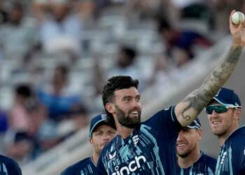 Reece Topley celebrating wicket