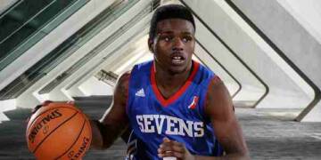 Aquille Carr playing basketball at subway