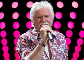 joe bonsall singing at concert