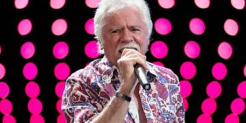joe bonsall singing at concert