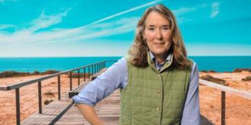 Leslie Cockburn at sea beach