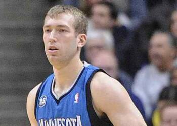 Robbie Hummel playing basketball