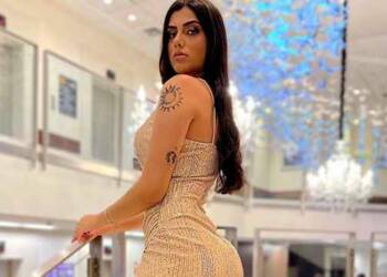 Victoria Medeiros at mall with her friends