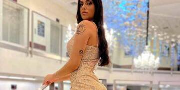 Victoria Medeiros at mall with her friends