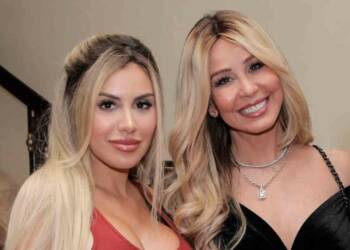 Alexa Dellanos with her sister myrka Dellanos