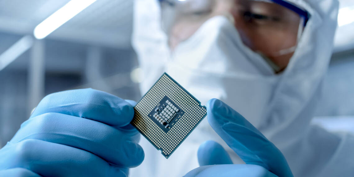 Japan swirls and hits China with a heavy semiconductor club