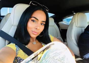 Ayishadiaz selfie in car
