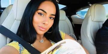 Ayishadiaz selfie in car