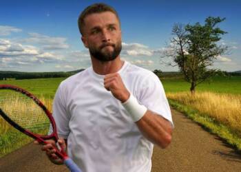Liam Broady celebrating a set point in the field