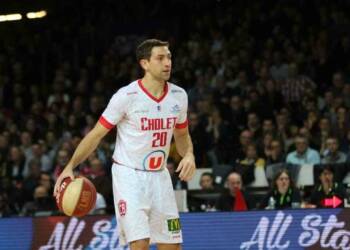 Michael Stockton playing basketball