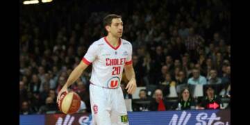 Michael Stockton playing basketball