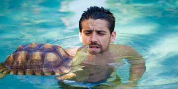 Nick Finch swimming with turtle