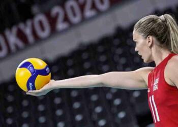 Jordan Larson serving vollyball