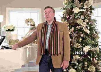 Daniel Truhitte playing piano