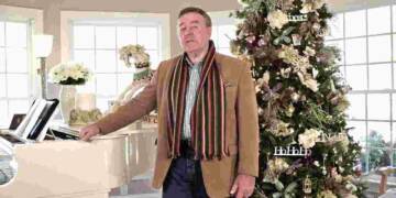 Daniel Truhitte playing piano