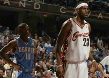 Earl Boykins playing basketball