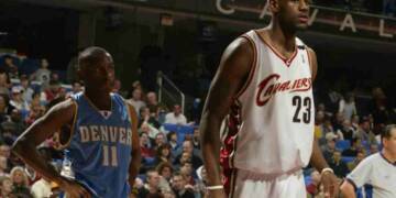 Earl Boykins playing basketball