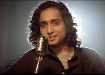 Nikhil D souza singing a song