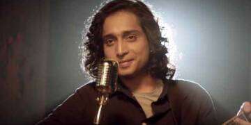 Nikhil D souza singing a song