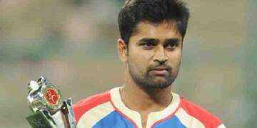 Vinay Kumar with trophy