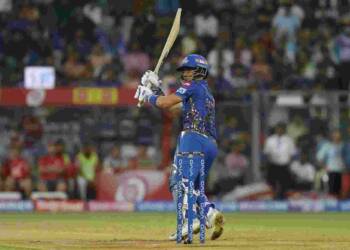 Manoj Prabhakar playing for Mumbai Indians