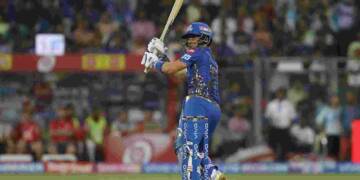 Manoj Prabhakar playing for Mumbai Indians