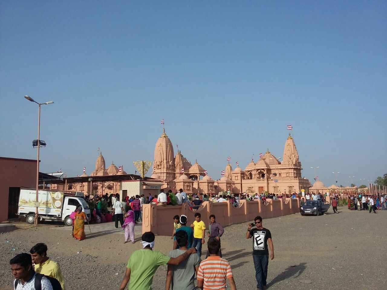 Poicha Nilkanth Dham Temple outside 