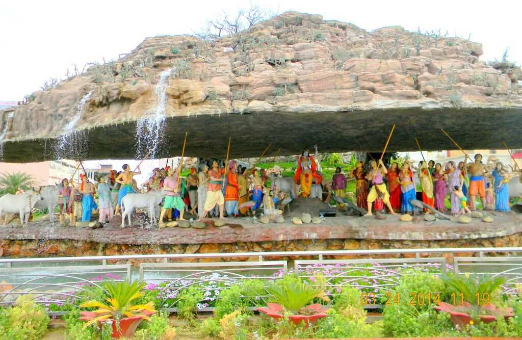 Govardhan Mandir Vrindavan statue 