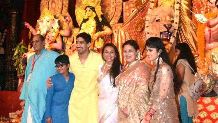 Sharbani Mukherjee visiting durga pandal 