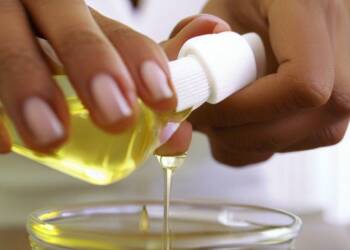 Easing Menstrual Discomfort: Chamomile Essential Oil for Women’s Health