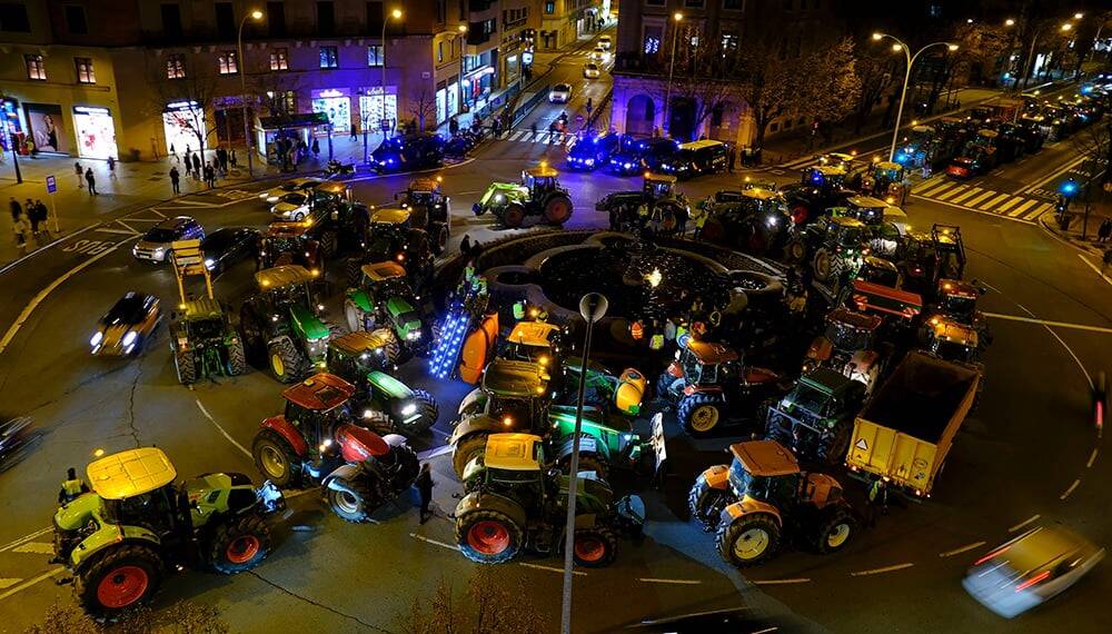 Farmers in Spain block roads