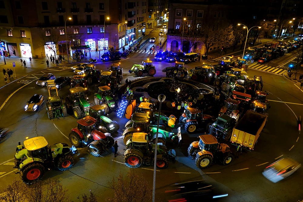 Farmers in Spain block roads