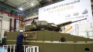 South Korean President Yoon Suk Yeol leaves a message on an armored vehicle made by Hanwha Aerospace during a factory visit in 2022.    © Yonhap/EPA/Jiji