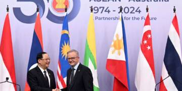Australian Prime Minister Anthony Albanese shakes hands with Laotian Prime Minister Sonexay Siphandone during a joint media statement at the ASEAN-Australia Special Summit in Melbourne on March 6. © Reuters
