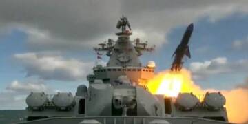 Russian missile cruiser Varyag launches an anti-ship cruise missile P-1000 Vulkan during an exercise © Russia Defence Ministry via Sputnik