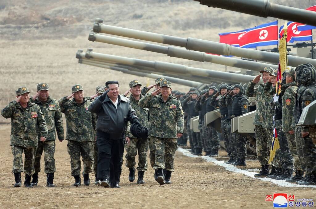 North Korean leader Kim Jong Un (C) saluting personnel during a training competition between the combined forces of the Korean People's Army tank crews at an undisclosed location in North Korea. © STR / KCNA VIA KNS / AFP