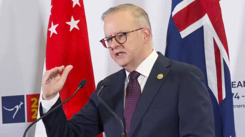 Australian Prime Minister Anthony Albanese speaks at a news conference with his Singaporean counterpart, Lee Hsien Loong, in Melbourne on March 5. © AP
