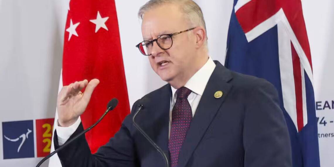 Australian Prime Minister Anthony Albanese speaks at a news conference with his Singaporean counterpart, Lee Hsien Loong, in Melbourne on March 5. © AP