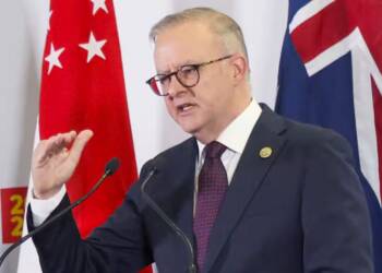 Australian Prime Minister Anthony Albanese speaks at a news conference with his Singaporean counterpart, Lee Hsien Loong, in Melbourne on March 5. © AP