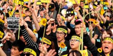 Demonstrators holding sunflower shout slogans in front of the Presidential Office in Taipei on March 30, 2014. © Reuters