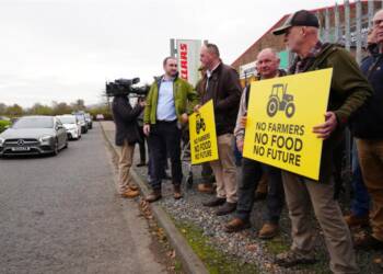 Thousands of farmers storm London to oppose PM Keir Starmer’s “tractor tax”